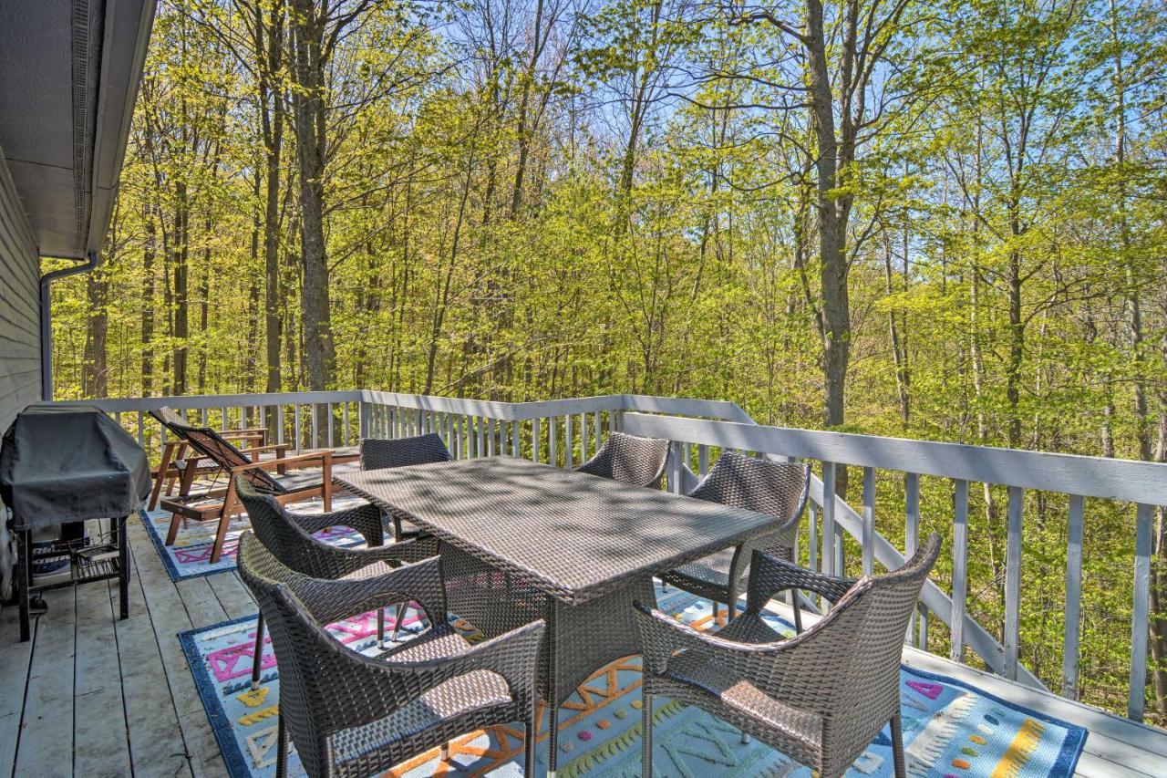 Resort-Style Harbor Springs Home With 2 Decks! Exterior photo