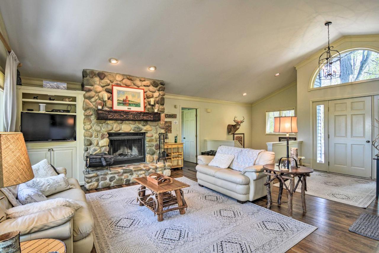 Resort-Style Harbor Springs Home With 2 Decks! Exterior photo