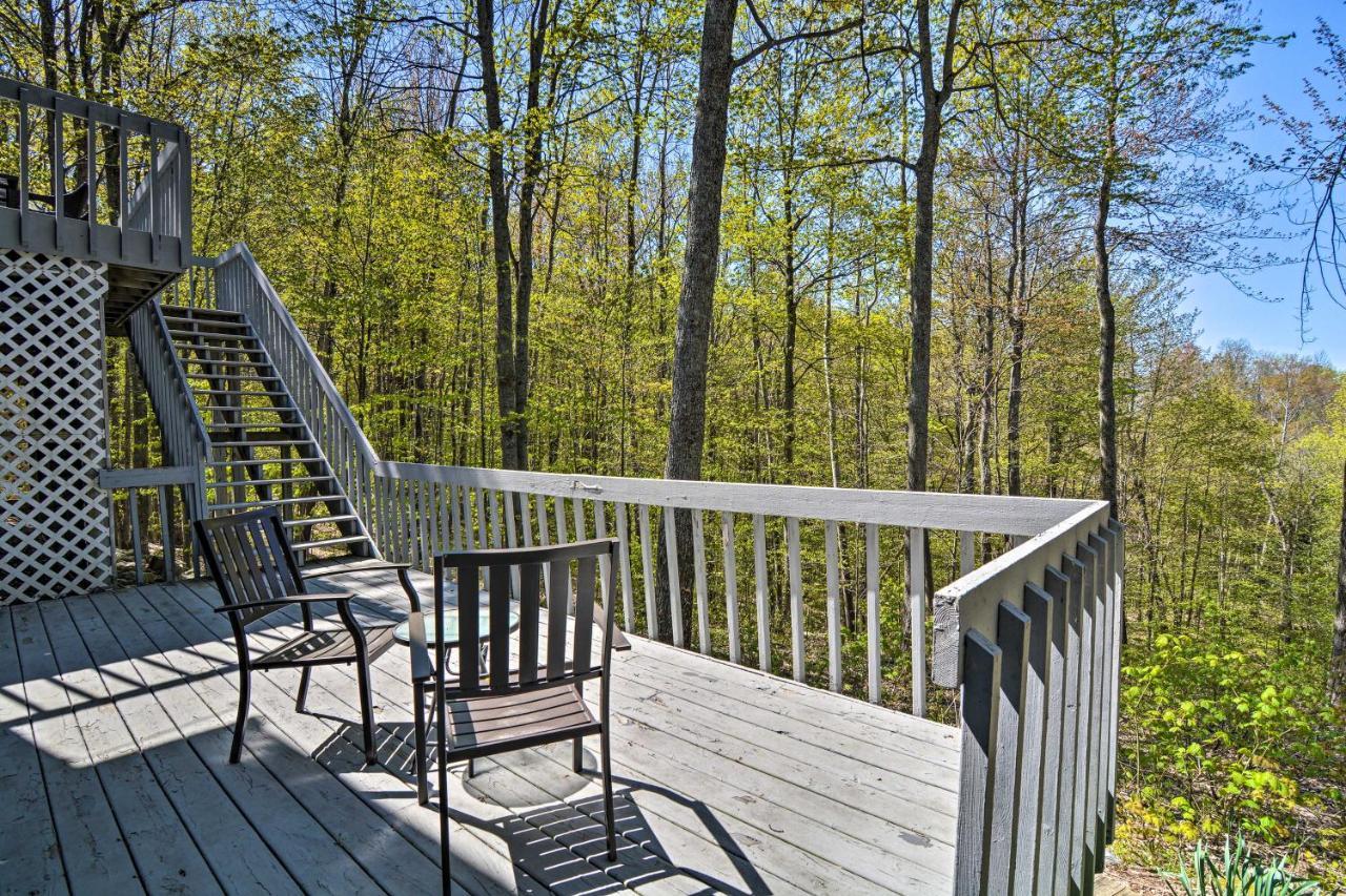 Resort-Style Harbor Springs Home With 2 Decks! Exterior photo